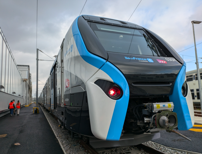 Vue du le RER NG, le nouveau matériel du RER E, depuis le centre de maintenance de Nanterre